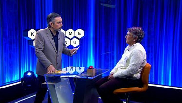 Çekmecelerine çamaşır konulan dolap