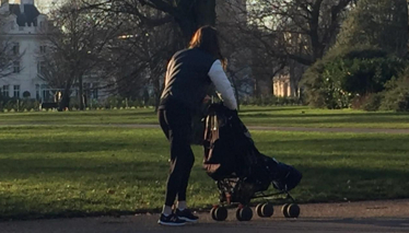 Düşes "Kate Middleton" park gezisinde!