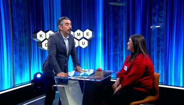 Kavuniçi ile pembe arası bir renk