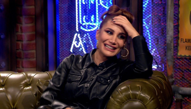 İrem Derici’ye Sinan Akçıl Sürprizi