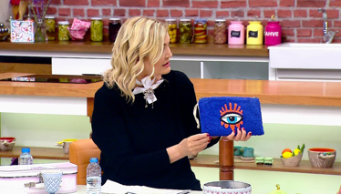 Derya Baykal'la Gülümse Punch Nakışlı Clutch Çanta