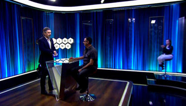 Kelime Oyunu Etrafındakilere çocuklarıymışçasına davranan kişi