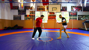 İki Şampiyon Güreş Minderinde!