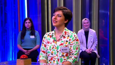 Laciverde kaçan koyu bir mavi tonu