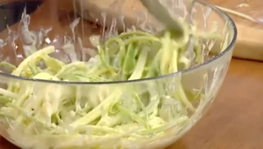 Kuskuslu Çiğ Kabak Salatası Tarifi