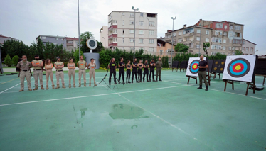 Strateji oyununu kazanmak için ok attılar!