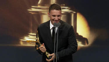 En İyi Erkek Şarkıcı ve Yılın Şarkısı – Edis