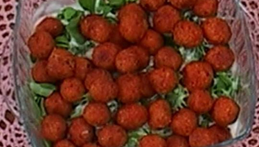 Pipirim Yatağında Yoğurtlu Bayat Ekmek Köftesi