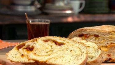 Sarımsaklı Kuru Domatesli Kekikli Ekmek