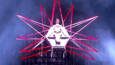 İrem Derici’den Açılış Şovu