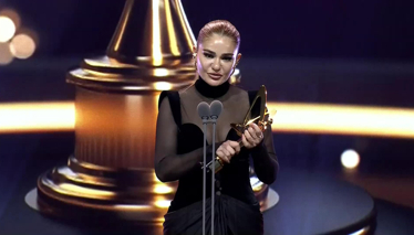 En İyi Arabesk Fantezi Müzik Kadın Şarkıcı – Derya Bedavacı