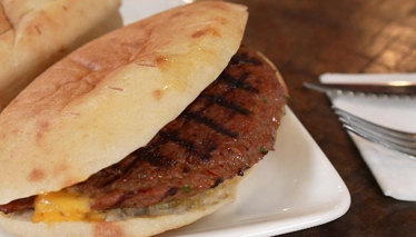 Kuru Etli Chedarlı Pleskavica