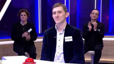 Esas duruşta, bir ayağın türlü yönlerde yaklaşık iki ayak boyu kadar yer değiştirmesi