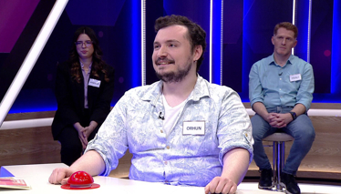 Çok bilen kimse anlamında Arapça kökenli bir sıfat