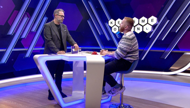 Dişlerin taç kısmını kaplayan beyaz ve sert doku