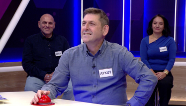 Su kıyılarından böcekleri yiyerek yaşayan yaban ördeği