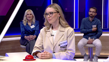 Kürekle yürütülen dar ve hafif tekne