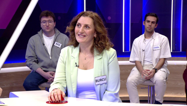 Sinema, tiyatro, müzik gibi sanatlara emek vermiş ve alanında uzmanlaşmış kadın sanatçı