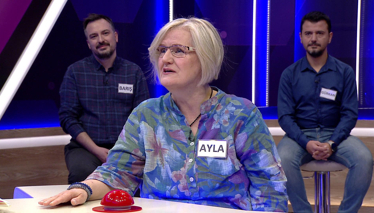 Üzerinde yemek de yenilebilen büyük tepsi