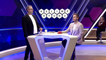 Yan tutularak da çalınan bir tür üflemeli çalgı