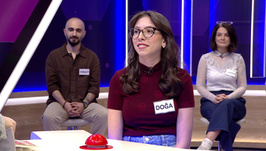 Basketbolda yakın mesafeden topu sertçe potaya geçirme