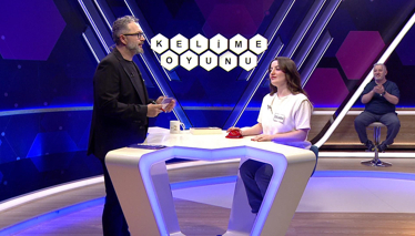 Orta oyununda genellikle "aptal uşak" rolünü oynayan komedyen