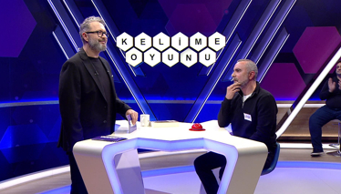 Fotoğrafçılıkta içine duyarlı bir cam konulan, ışık geçirmez kutu