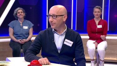 Kendisinden sonra gelen kelimelere "uzaktan" anlamı katan bir sözcük