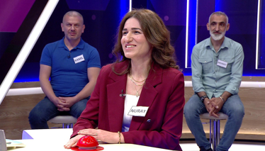 Bir dildeki alfabeyi oluşturan işaretlerden her biri