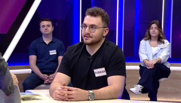 Kavisli, kısa, uç bölümü geniş bir tür kılıç