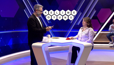 Kürekle yürütülen dar, uzun bir deniz taşıtı