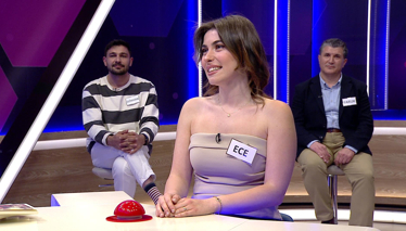 Bacakları sıkı saran, özel bir kumaştan yapılmış kadın pantolonu