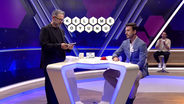 Olağanüstü sezgileriyle birtakım gerçekleri gördüğüne inanılan kimse