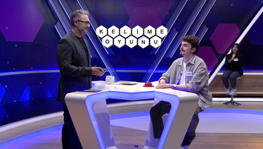 İçerisine sıvı konulan, plastikten yapılmış dar ağızlı uzun kap