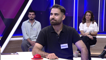 Güçsüz veya çaresiz biçimde anlamına gelen zarf