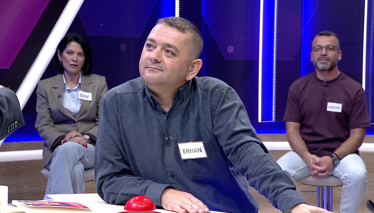 Sözü edilen iki şeyden önem olarak uzakta olan