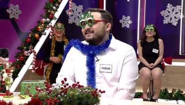 Kelime Oyunu Hoşa gitmek, ilgi çekmek için takınılan çekici, edalı davranış