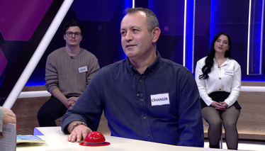 Kelime Oyunu Sıraları arkaya doğru basamaklı olarak yükselen büyük derslik