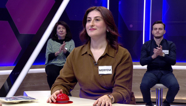 Kelime Oyunu Bedenin belden aşağısına giyilen, değişik biçimlerde olan kadın giysisi