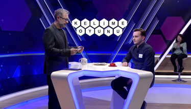 Kelime Oyunu Mavi, kırmızı ve çok az miktarda beyazın karışımından ortaya çıkan renk