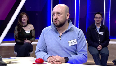 Kelime Oyunu Esnekliği az olan, kolayca eğilip bükülmeyen