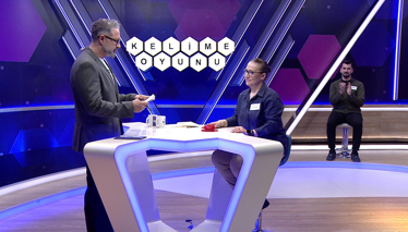 Kelime Oyunu Futbolda havadan gelen topa sıçrayarak ayakla vurma