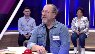 Kelime Oyunu Yarışma programlarında sunucuya yardımcı olan erkek