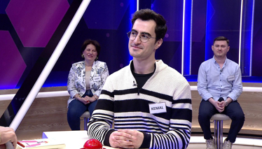 Kelime Oyunu Deniz kenarına yapılmış büyük ve görkemli görünen ev