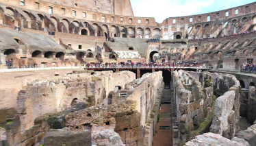 Çok Gezenti Roma'nın Tarihi Kolezyumu