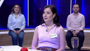 Kelime Oyunu Kalın, parlak, pürüzsüz, kaygan bir tür kâğıt türü