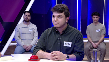 Kelime Oyunu Taşıtlarda, özellikle uçaklarda yolcu ağırlayan erkek