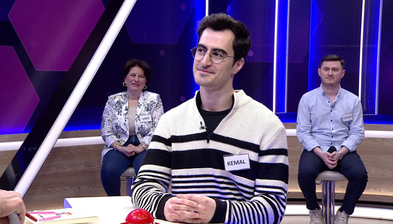 Deniz kenarına yapılmış büyük ve görkemli görünen ev