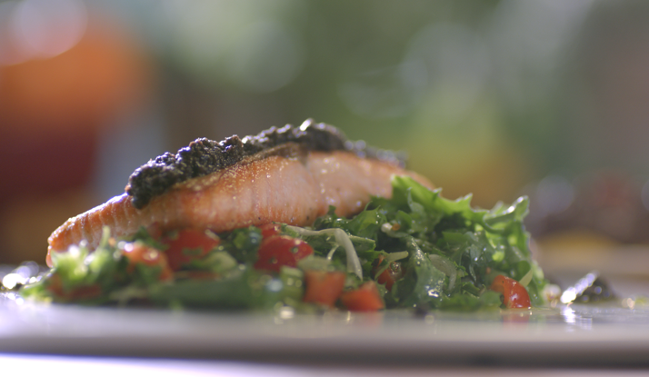 Maydanoz ve Taze Soğan Salatalı Somon Tava