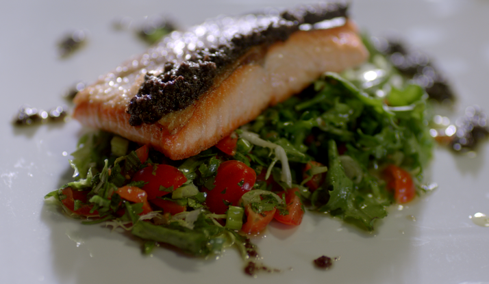 Maydanoz ve Taze Soğan Salatalı Somon Tava